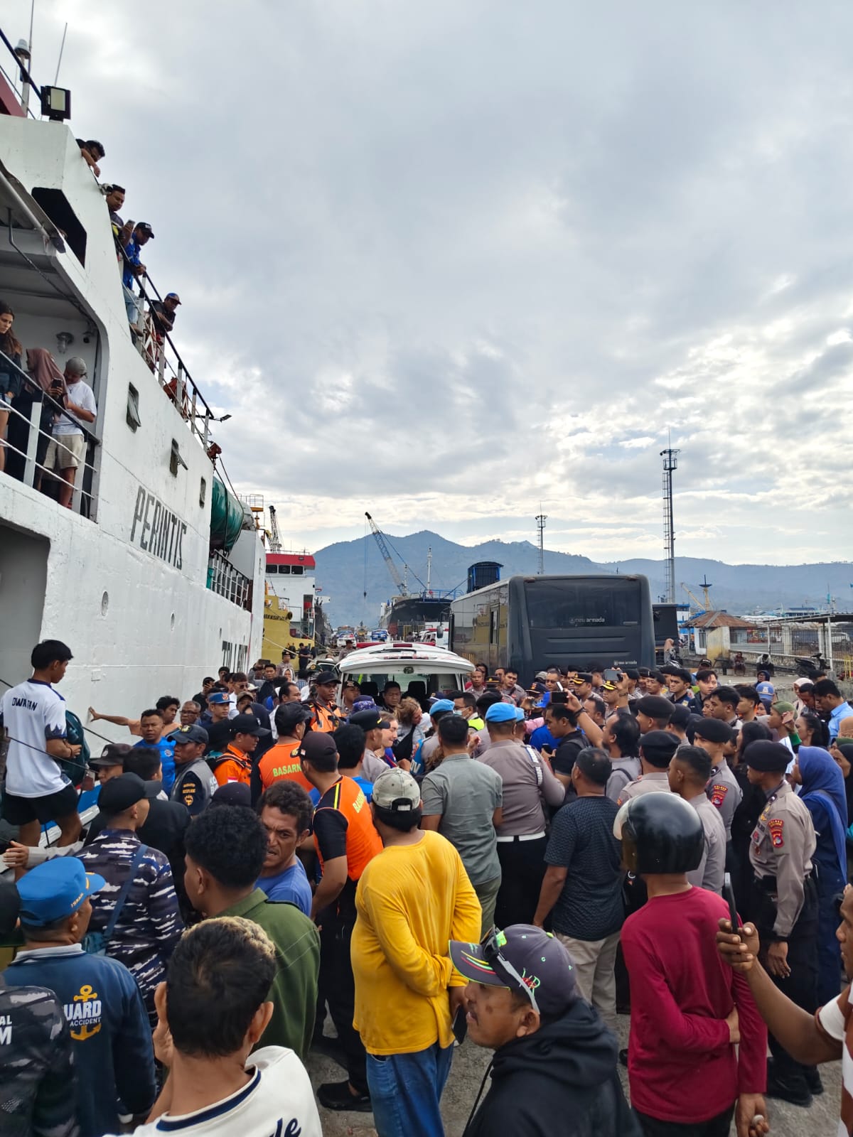 SEBUAH KAPAL WISATA TENGGELAM DI PERAIRAN TANJUNG KATUPA, 45 ORANG SELAMAT.
